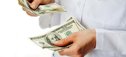 واکنش به ماجرای پزشکانی که به‌جای هزینه درمان، سکه و دلار طلب می‌کنند
