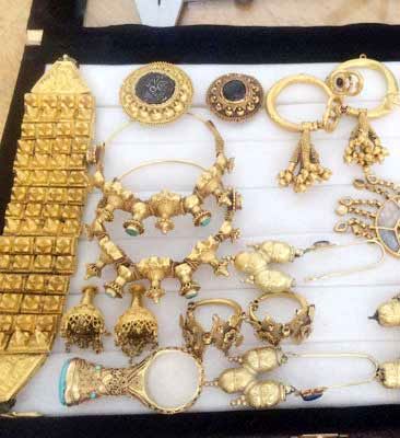 کشف طلا و جواهرهای قاچاق در فرودگاه امام
