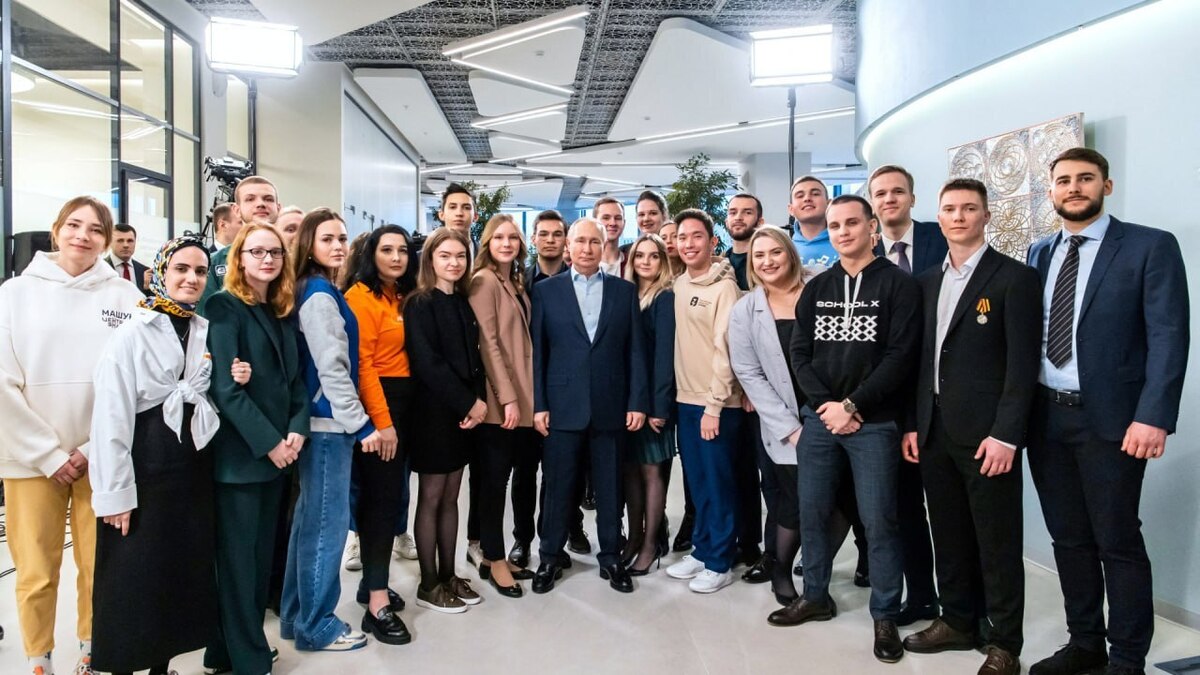 عکس پوتین با دانشجویان روسی